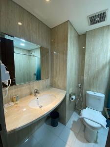 查亚普拉Erbe Style Jayapura Papua By Horison的一间带水槽、卫生间和镜子的浴室