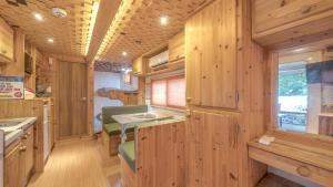 抱川市Club Lespia in Pocheon Baegun Valley的厨房设有木镶板墙和木台面