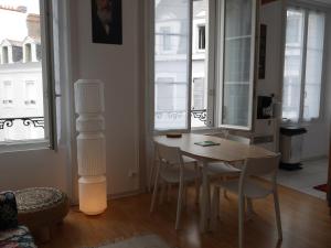 勒帕莱Appartement Le Palais, 3 pièces, 4 personnes - FR-1-418-225的一间带桌椅和窗户的用餐室