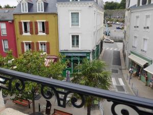 勒帕莱Appartement Le Palais, 3 pièces, 4 personnes - FR-1-418-225的阳台享有城市街道的景致。