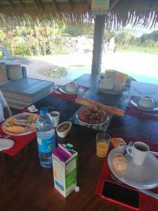 AfaahitiVai Iti Lodge的餐桌上摆放着食物和饮料