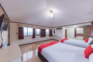 伦邦RedDoorz near Cikole Lembang的一间酒店客房,设有两张床和电视