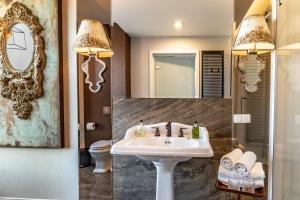 比亚韦斯托克Hotel Traugutta3的一间带水槽、镜子和卫生间的浴室