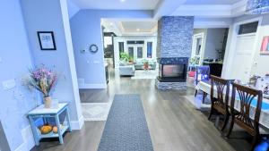 萨里Cozy Forest Home的客厅设有蓝色的墙壁和壁炉。