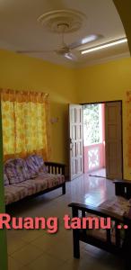 邦咯Teratak Nipah Homestay Teluk Nipah Pangkor的客厅配有沙发和桌子
