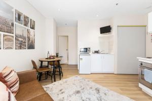 珀斯Perth Cbd Retreat Victoria Ave 1br Apt的客厅配有沙发和桌子