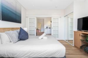 珀斯Perth Cbd Retreat Victoria Ave 1br Apt的一间卧室配有一张大床和一台平面电视