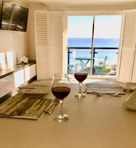 彭赞斯Stylish Sea View Apartment with Parking的两杯葡萄酒在柜台上,享有海景
