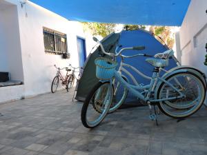 亚喀巴Mango Haus的停在帐篷前的自行车