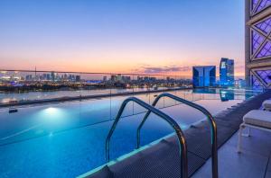 迪拜班达罗塔纳 - 迪拜河酒店的享有城市景致的游泳池