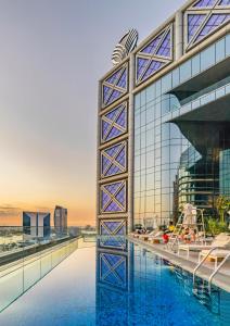 迪拜班达罗塔纳 - 迪拜河酒店的享有带游泳池的建筑景致
