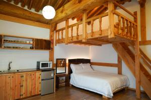 全州市Samlockhon Hanokstay的一间带高架床的卧室和一间带水槽的厨房