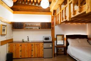 全州市Samlockhon Hanokstay的一间卧室配有床、水槽和微波炉