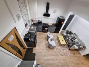 普雷斯顿Cheerful 4 bedroom close to Uclan, Preston City Center的享有空中景致,设有带沙发和炉灶的客厅。