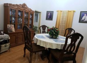 Tendean's Homestay in Tampusu的一间带桌子和四把椅子的用餐室