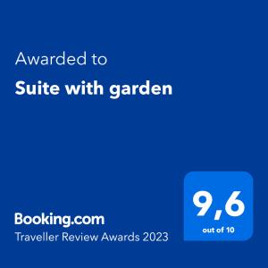 阿基亚码头Suite with garden的蓝色的屏风,文字被授予带花园的套房