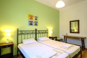 KanálionCasa Bianca的一间卧室配有一张带白色床单和镜子的床