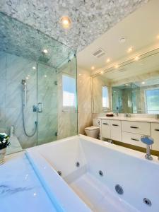 里士满Vancouver Shangrila House的大型浴室设有浴缸和淋浴。