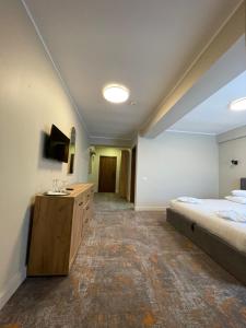 图尔恰城市酒店的卧室配有床和盥洗盆