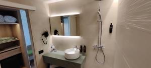 马塔拉斯卡尼亚斯Ohtels Carabela的带淋浴、盥洗盆和镜子的浴室