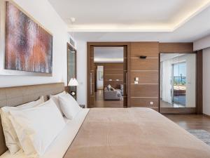 普拉塔尼亚斯Minoa Palace Resort的一间带大床的卧室和一间客厅