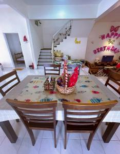 峇都丁宜Batuferringhi children waterslid paradise 3mins to the beach的一间带桌椅和楼梯的用餐室