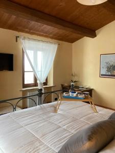 Monte BenedettoLa Busca Country House的一间卧室配有一张桌子和一张床铺