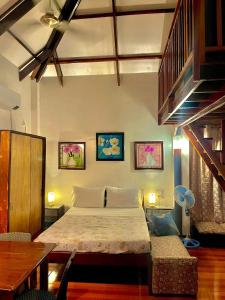 卢纳将军城Isola del Sole Villas and Resort的卧室配有一张床和一张桌子及椅子