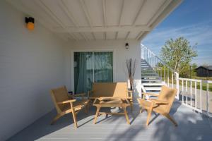 暖武里府Saksiam Lakeside Resort SHA PLUS Certificate的阳台的天井配有桌椅