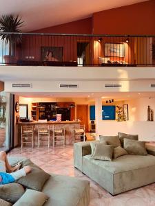 埃拉特Villa Balfour的客厅设有沙发,可供两人使用