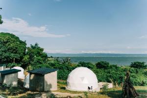 LuboCozy Dome Glamping w/ Private Hot Spring (2pax)的一组以海洋为背景的帐篷