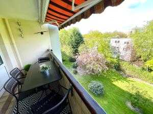 不莱梅Bremen Ferienwohnung的一个带桌椅的阳台和一个花园