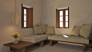 阿里奥波利斯埃里奥珀里斯精品酒店的带沙发和2扇窗户的客厅