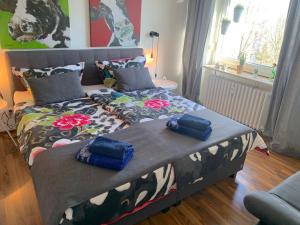 不莱梅Bremen Ferienwohnung的一间卧室配有一张带两个枕头的床