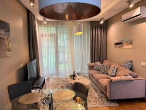 尤尔马拉Jurmala Lux Apartments - Seaside的客厅配有沙发和桌子