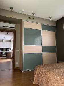 尤尔马拉Jurmala Lux Apartments - Seaside的卧室设有大型滑动玻璃门