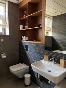 尤尔马拉Jurmala Lux Apartments - Seaside的浴室配有白色水槽和卫生间。