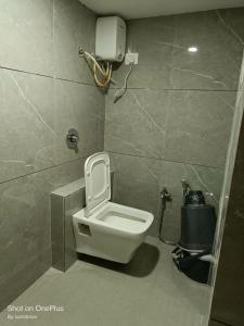 艾哈迈达巴德HOTEL ROYAL GRAND的一间带卫生间和垃圾桶的浴室