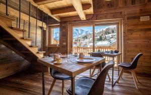 阿亚斯Fleur des neiges & Spa - Adults only的一间带桌椅和大窗户的用餐室