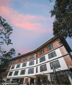 甘托克Indra Mandala,Gangtok - AM Hotel Kollection的后面有云天的建筑