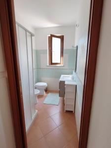 瓦雷多利亚Casa Ventaglio Verde的一间带卫生间、水槽和镜子的浴室