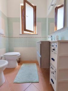 瓦雷多利亚Casa Ventaglio Verde的一间带卫生间和水槽的浴室