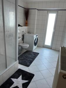 哥达Ferienhaus Zur Sonne的浴室设有卫生间和星星淋浴,位于地板上