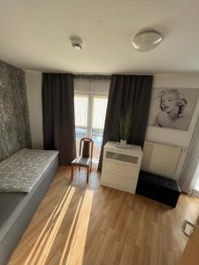 哥达Ferienhaus Zur Sonne的卧室配有1张床、1张桌子和1把椅子