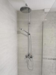 马拉加El refugio de Torrijos的浴室内配有淋浴和头顶淋浴