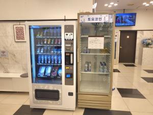 釜山Toyoko-Inn Busan Jungang Station的商店里的汽水自动售货机