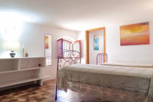 加利亚诺德尔卡波Dimora degli Artisti - Ciolo private sea access的一间卧室配有一张床和一个梳妆台