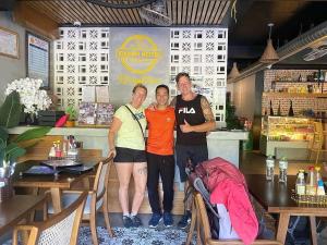 吉婆岛Quiri Hotel的三人在餐馆里拍照