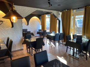 阿尔贝维尔勒萨瓦酒店的一间在房间内配有桌椅的餐厅