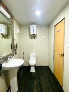 ShogiLacasa Luxury Stays的浴室配有白色卫生间和盥洗盆。